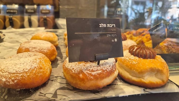 סופגניית ריבת חלב של רולדין בישראל (צילום: מירב קריסטל) רולדין ב ישראל