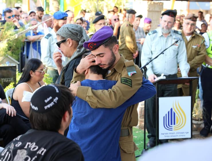 הלווייתו של סמ"ר איתי פאריזאט ז"ל בבית העלמין בפתח תקווה