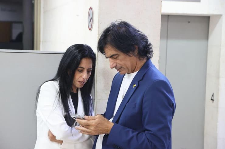 בני משפחות חטופים בבית משפט השלום ראשל"צ בדיון בעניין הפרשה הבטחונית שעליה מוטל צו איסור פרסום