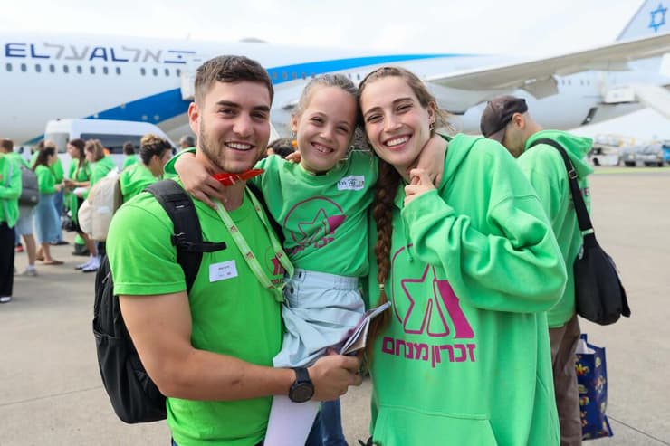 במשלחת עם עמותת "זכרון מנחם". "ההתנדבות עזרה לי יותר משעזרה להם" (צילום: באדיבות "זיכרון מנחם") יונתן בזמן ההתנדבות ב"זיכרון מנחם"