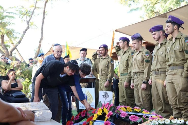 הלווייתו של סמ"ר איתי פאריזאט ז"ל בבית העלמין בפתח תקווה