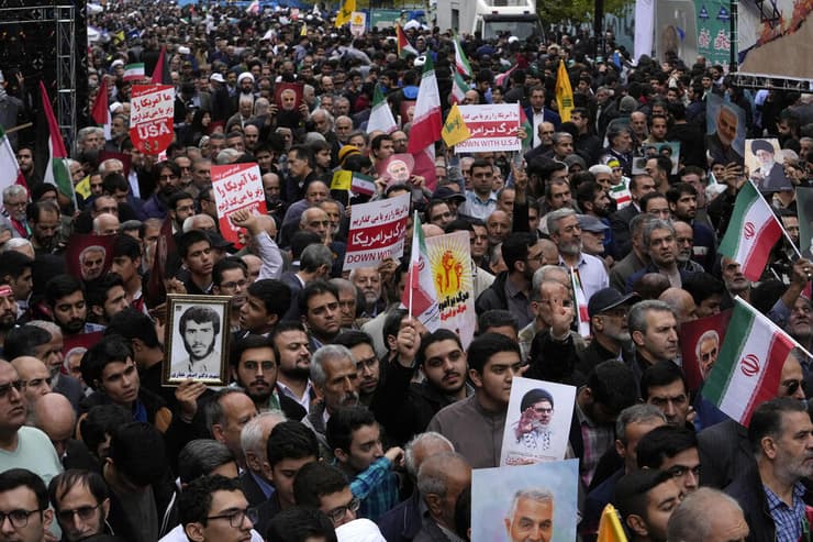 איראן הפגנה 45 שנה משבר בני ערובה מול שגרירות ארה"ב
