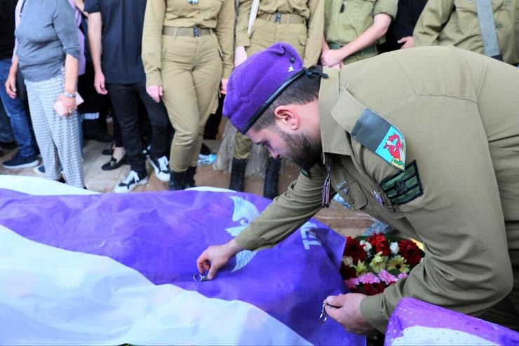 הלווייתו של סמ"ר איתי פאריזאט ז"ל בבית העלמין בפתח תקווה