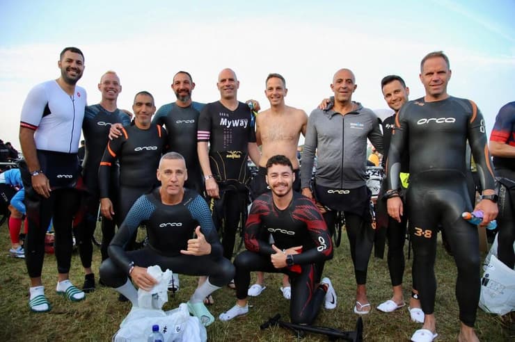 עידו חליפה (עומד ראשון משמאל) וחברי הקבוצה שלו