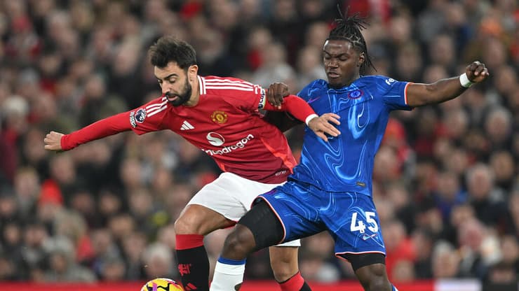 חלוקת נקודות באולד טראפורד. ברונו פרננדש מול רומאו לאביה (Michael Regan/Getty Images) שחקן מנצ'סטר יונייטד ברונו פרננדש מול שחקן צ'לסי רומאו לאביה