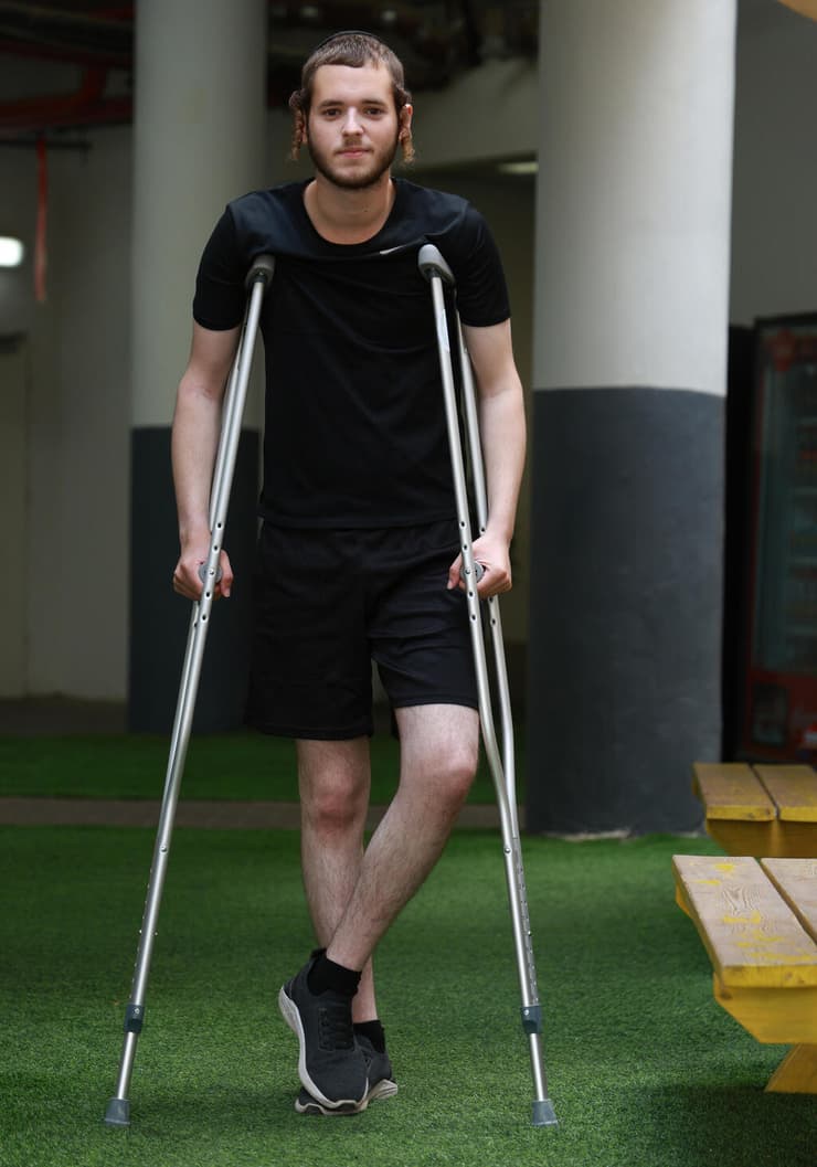 טרייטל בקביים. "אני מאמין שעבור רוב הקהילה שלי זה הפצוע הראשון שהם מכירים" (צילום: אביגיל עוזי) חיים טרייטל