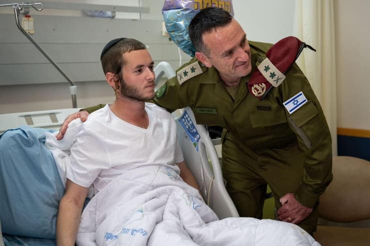 עם הרמטכ"ל הרצי הלוי בבית החולים (צילום: מתוך חשבון ה-X של חיים טרייטל) ביחד עם הרטמכ"ל הלוי