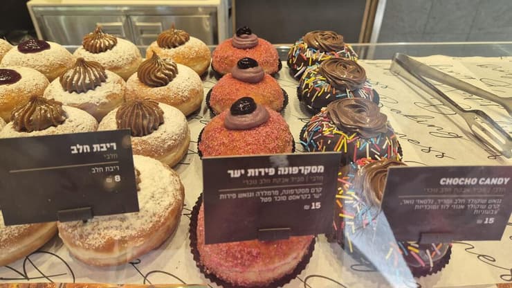 סופגניות הפרימיום של רולדין בישראל. גם סופגניות הבסיס התייקרו (צילום: מירב קריסטל) רולדין ב ישראל