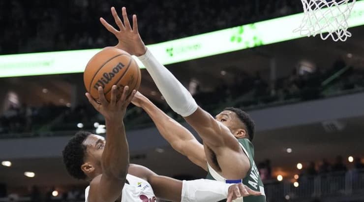 דונובן מיצ'ל מול יאניס אנטטוקומפו (רויטרס) דונובן מיצ'ל מול יאניס אנטטוקומפו