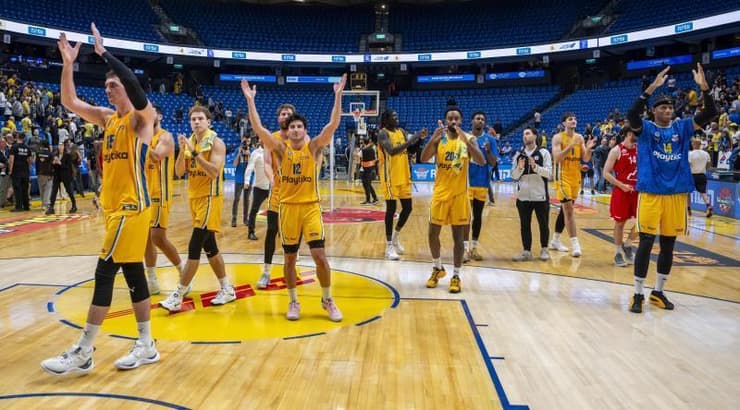 שחקני מכבי תל אביב חוגגים