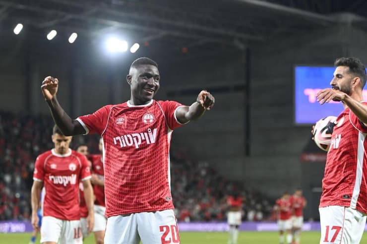 בינגו. קינגס קנגאווה (צילום: הרצל יוסף) שחקני הפועל באר-שבע חוגגים עם קינגס קנגאווה