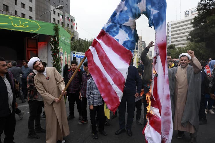 איראן הפגנה 45 שנה משבר בני ערובה מול שגרירות ארה"ב