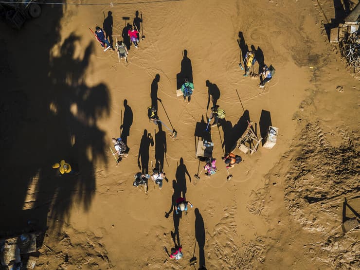 ספרד אסון שיטפון מתנדבים מנקים אזור האסון