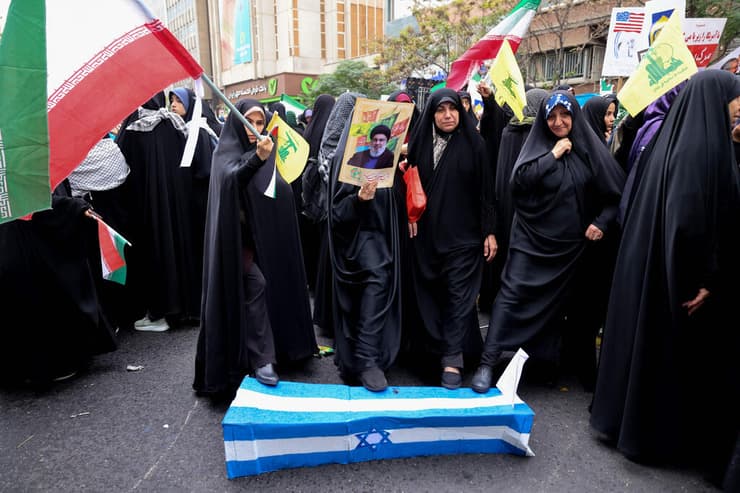 איראן הפגנה 45 שנה משבר בני ערובה מול שגרירות ארה"ב