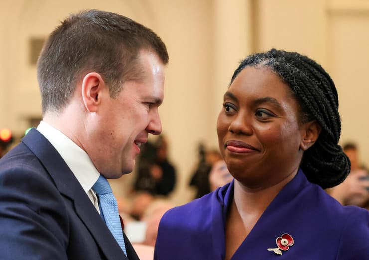 בריטניה קמי ביידנוק נבחרה ל יושבת ראש המפלגה השמרנית שמרנים עם יריבה במרוץ רוברט ג'רניק