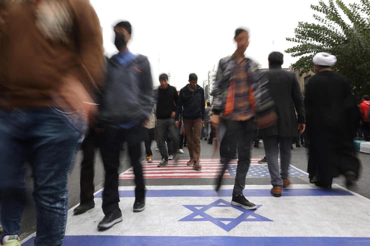 איראן הפגנה 45 שנה משבר בני ערובה מול שגרירות ארה"ב