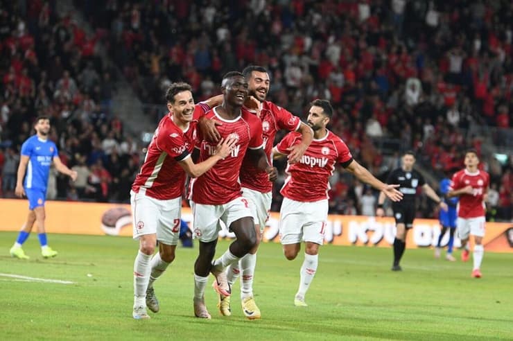 שחקני הפועל באר-שבע (צילום: הרצל יוסף) שחקני הפועל באר-שבע חוגגים עם קינגס קנגאווה