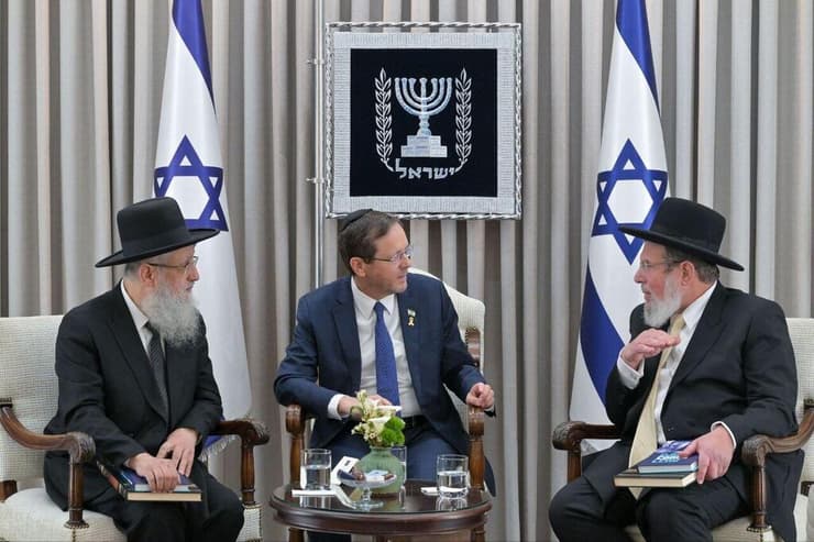 הנשיא הרצוג עם הרב בר והרב יוסף