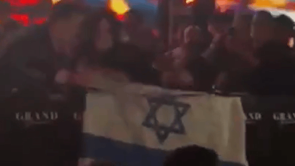 סקאזי בהופעה עם דגל ישראל