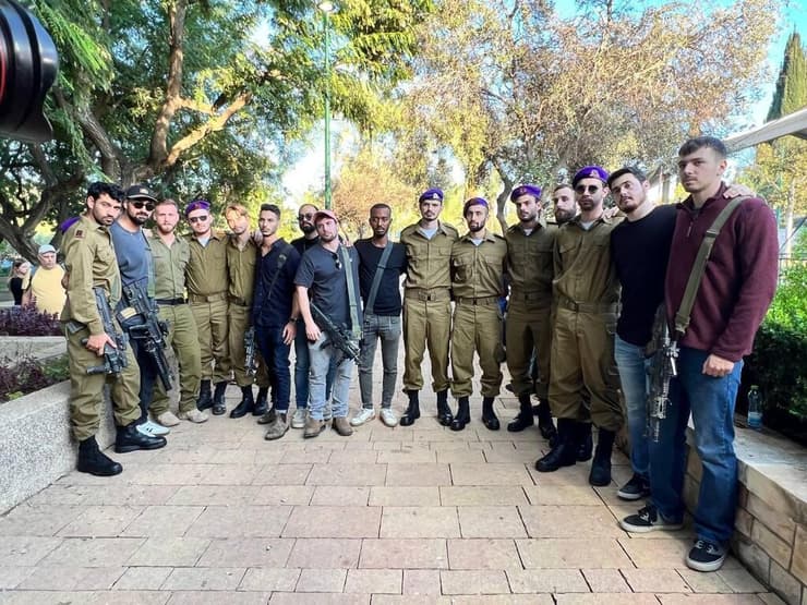 הצוות של רב סמל במיל' סנטיאגו עובדיה ז"ל בהלוויתו 