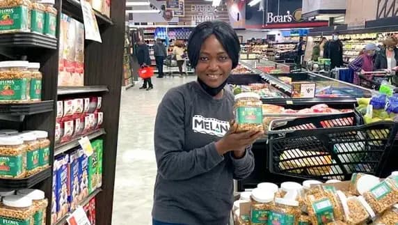 פלורנס דניס עם החטיף בקוסטקו