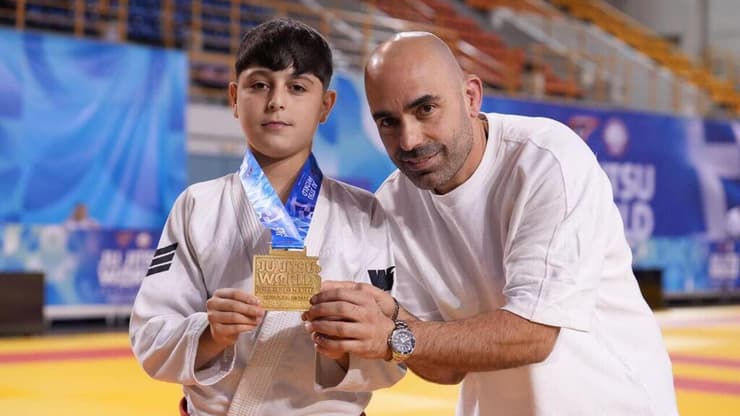 דניאל בוארון ואביו אמיר עם המדליה