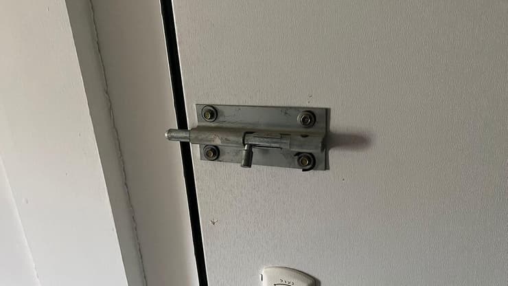 מנגנון נעילה בממ"ד שהציל את רועי גרינברג ואשתו בנירים ב-7 באוקטובר