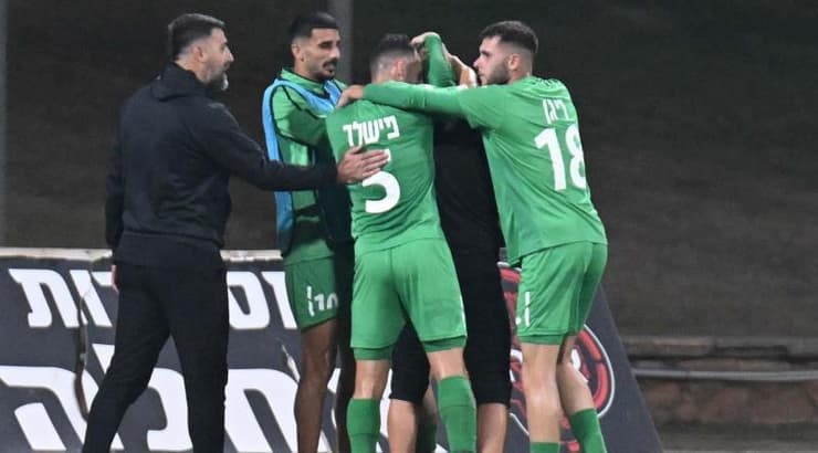 שחקני הפועל כפר סבא חוגגים עם אלון זיו (ראובן שוורץ) שחקני הפועל כפר סבא חוגגים עם אלון זיו