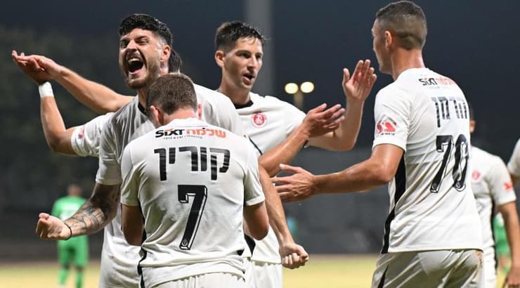 שחקני הפועל תל אביב חוגגים (ראובן שוורץ) שחקני הפועל תל אביב חוגגים