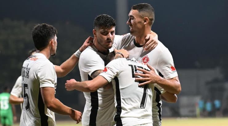 שחקני הפועל תל אביב חוגגים (ראובן שוורץ) שחקני הפועל תל אביב חוגגים