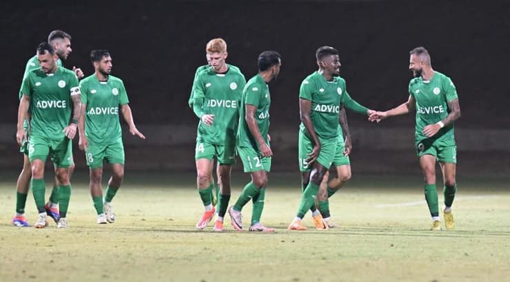 שחקני הפועל כפר סבא חוגגים (ראובן שוורץ) שחקני הפועל כפר סבא חוגגים