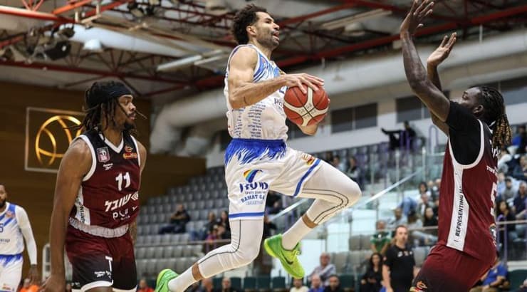 דרו קרופורד עולה לסל