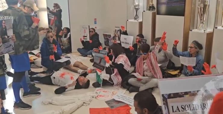 הפעילים הפלסטינים במשרדי ההתאחדות הצרפתית (צילום מתוך הרשתות החברתיות) הפעילים הפלסטינים במשרדי ההתאחדות הצרפתית