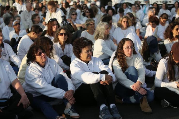מפגינות למען שחרור חטופים ליד הכנסת, אתמול. אין חודשים להסכם עם סעודיה (צילום: אלכס קולומויסקי) אימהות מחזירות את החטופים בשתיקה רועמת