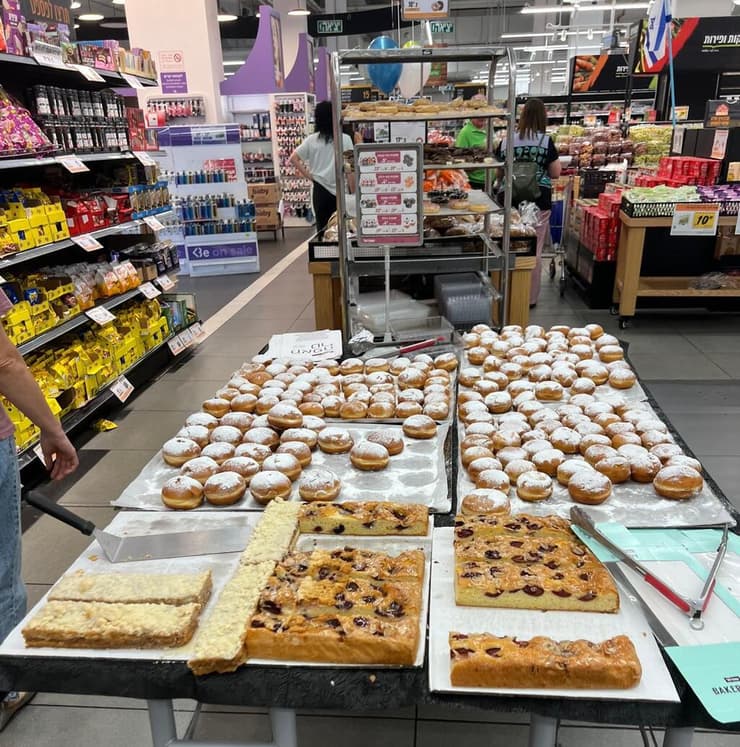סופגניות בסופרמרקט. ייתכן ששווה להמתין למבצעי חג החנוכה בדצמבר
