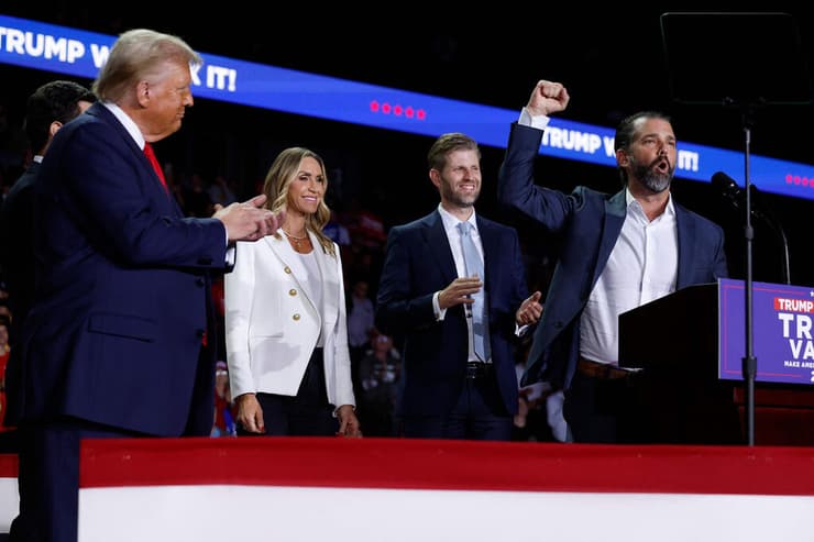 אריק ו דונלד ג'וניור ילדיו של טראמפ ב עצרת האחרונה שלו ב בחירות ארה"ב  גרנד רפידס מישיגן