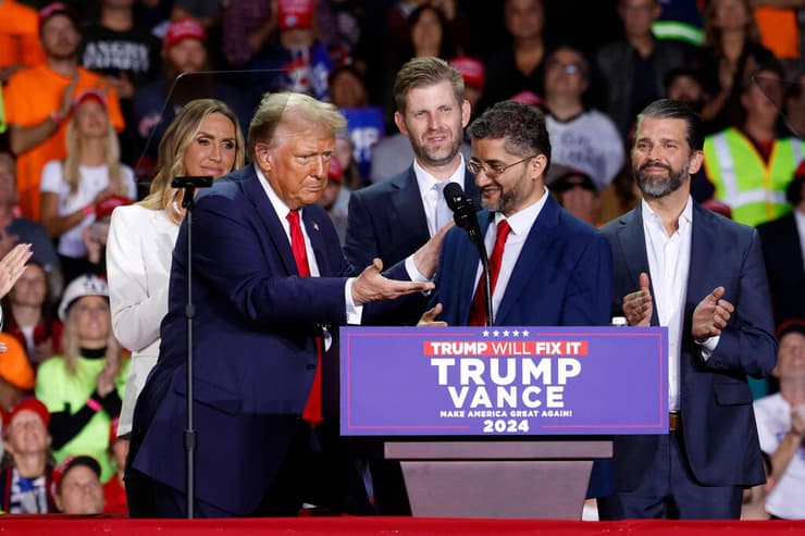 ראש העיר הערבי של עיירה ליד דטרויט מישיגן עאמר גאליב נואם בעצרת טראמפ ב גרנד רפידס בחירות ארה"ב