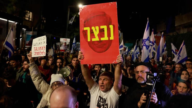  מחאה נגד פיטורי שר הביטחון יואב גלנט ברחוב עזה ירושלים