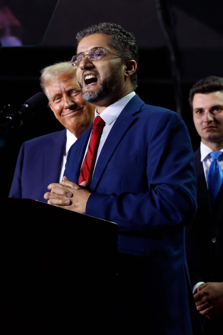 ראש העיר הערבי של עיירה ליד דטרויט מישיגן עאמר גאליב נואם בעצרת טראמפ ב גרנד רפידס בחירות ארה"ב