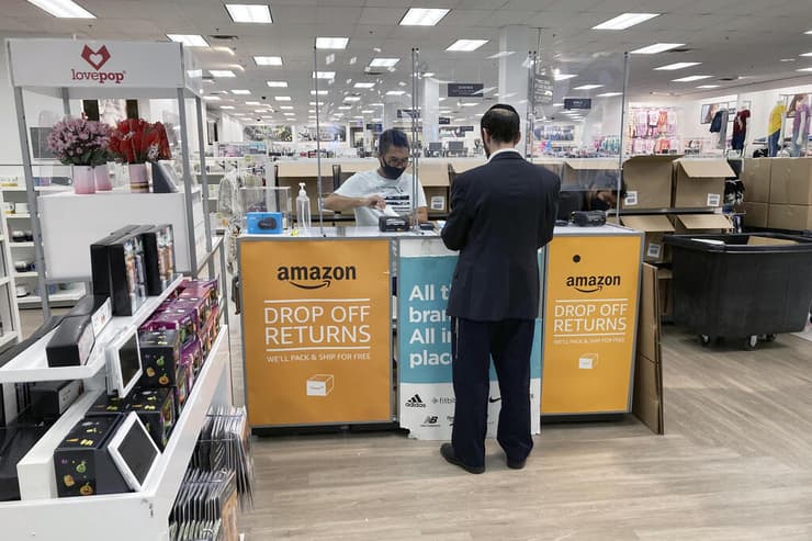 לקוח מחזיר מוצרים בסניף של אמזון בניו ג'רזי