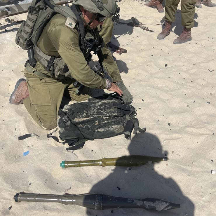 האמל"ח שנמצא בחוף זיקים לאחר טיהור המחבלים ב-7 באוקטובר