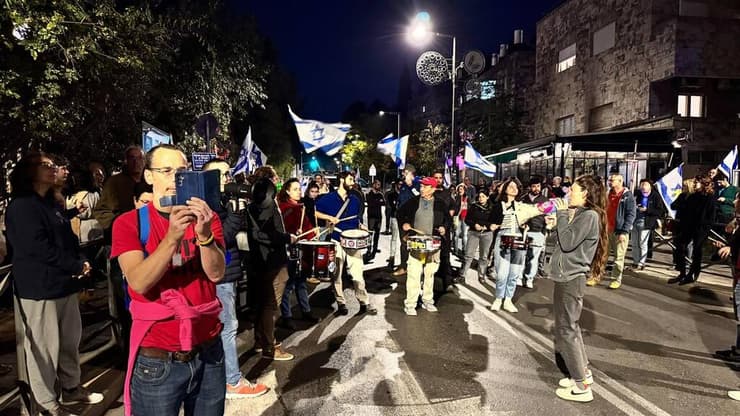  מחאה נגד פיטורי שר הביטחון יואב גלנט ברחוב עזה ירושלים