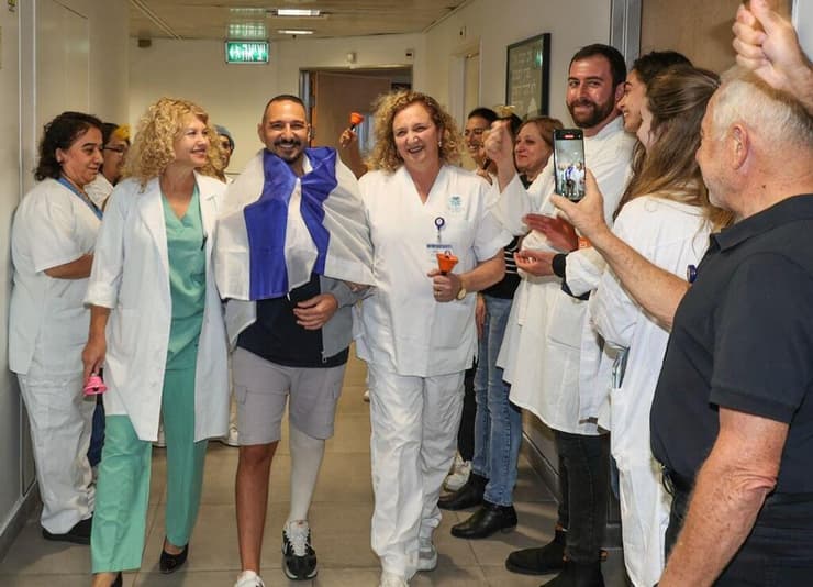 נתי גנון בזמן השחרור מהשיקום באיכילוב