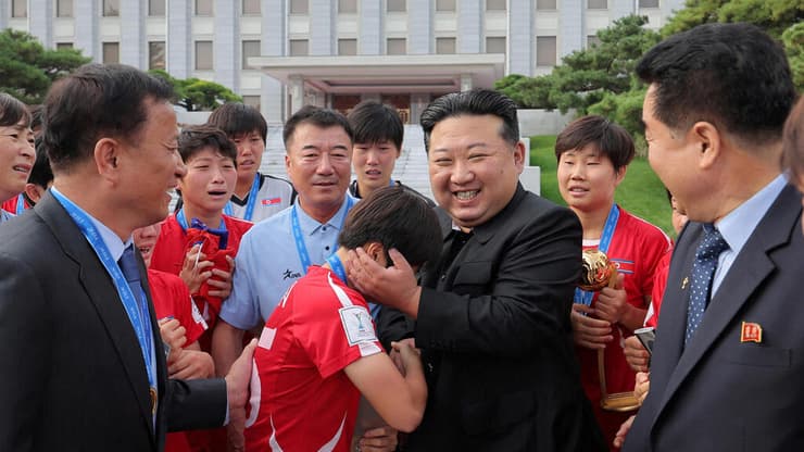 ההצלחות מפארות קודם כל את המנהיג. הנבחרת (עד גיל 20) נרגשת בקבלת הפנים אצל קים ג'ונג־און (צילום: KCNA via REUTERS) נבחרת קוריאה הצפונית עד גיל 20