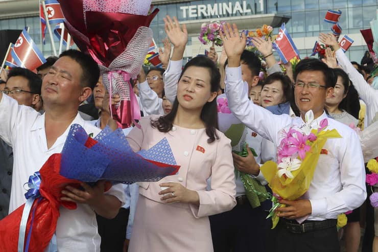 קבלת פנים בשדה התעופה לאחר הטורניר בקולומביה (צילום: AP Photo/Jon Chol Jin) קבלת פנים לנבחרת קוריאה הצפונית עד גיל 20