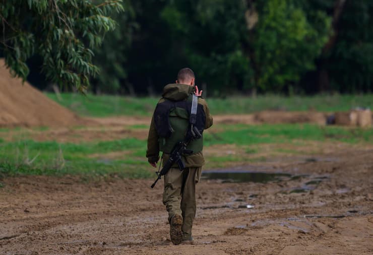 חייל צה"ל צועד בגשם