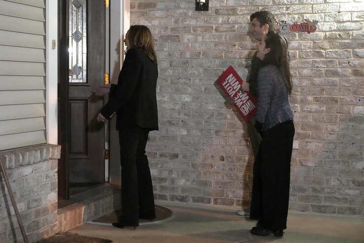 האריס דוקפת על דלת ב רידינג פנסילבניה כדי להוציא בוחרים לקלפי בחירות ארה"ב