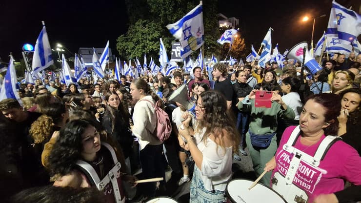 הפגנה נגד פיטורי יואב גלנט בצומת חורב בחיפה