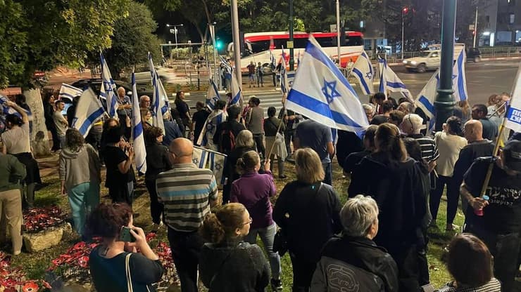 הפגנה בראשון לציון נגד פיטורי יואב גלנט
