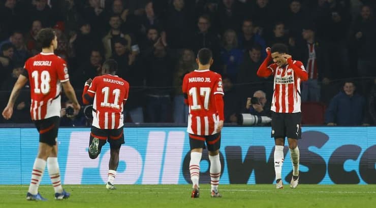 מאליק טילמן חוגג עם חבריו